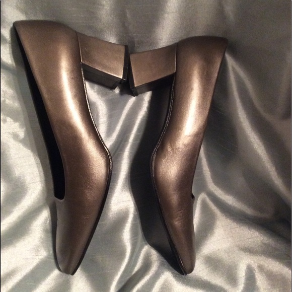 Metallic Gold Bandolino heels, 8M, Gently used - Picture 4 of 6